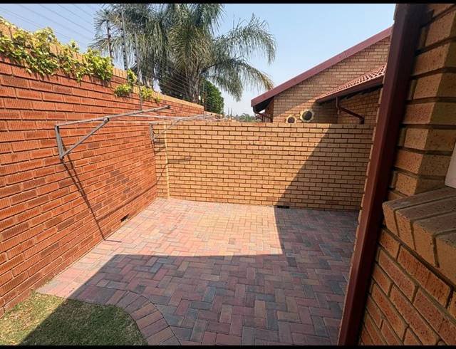 2 BEDROOM TOWNHOUSE FOR SALE IN ROOIHUISKRAAL